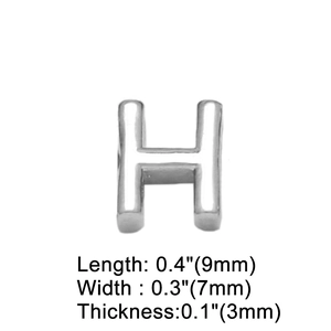 Dettaglio del ciondolo lettera H argento con dimensioni 9x7x3mm per gioielli fai-da-te