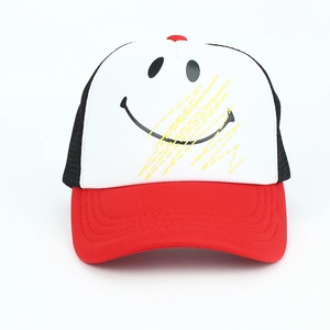 Détail de la visière rouge et panneau blanc avec smiley sur casquette trucker filet