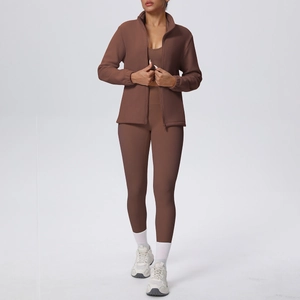Dettaglio del set yoga da donna tre pezzi marrone scuro con giacca a zip e leggings a vita alta