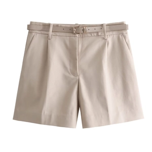 Détail du short taille haute kaki avec ceinture assortie et plis sur le devant
