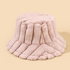 Détail du bob en fausse fourrure rose avec texture pelucheuse douce et panneaux cousus