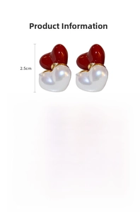 Détail de boucles d'oreilles cœur bicolores avec perles et dimensions 2.5cm x 1cm