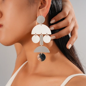 Primo piano di una modella con orecchini geometrici in argento dallo stile audace