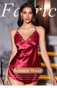 Détail de l'ensemble de pyjama en satin rouge avec bordure en dentelle et col en V