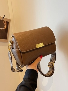 Sac bandoulière en cuir marron avec large sangle géométrique et fermoir doré chic
