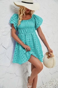 Détail de la mini-robe à carreaux bleus avec manches bouffantes et taille haute plissée