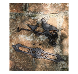 Detail von antikem Gusseisen-Vogelhaken-Set mit Ornamenten und Befestigungsschrauben