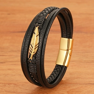 Mehrlagiges schwarzes Lederarmband für Herren mit goldener Feder und Magnetverschluss