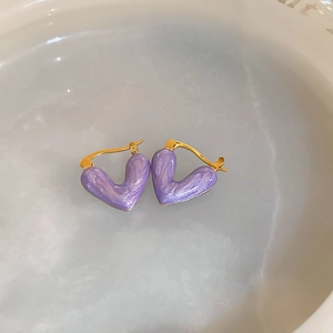 Detail of purple flowing sand texture heart earrings with gold metal accents