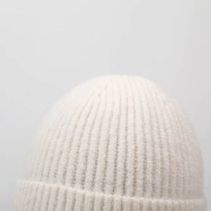 Berretto minimalista in maglia a coste bianco sporco per il calore invernale