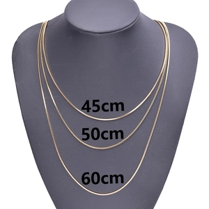 Drei 1,5mm goldene Schlangenketten in 45cm, 50cm und 60cm Länge auf einer Büste gezeigt