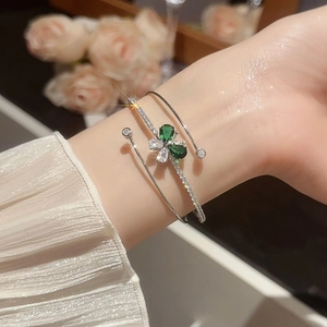 Dettaglio macro del bracciale a quadrifoglio in argento con cristalli di zirconia verdi e bianchi