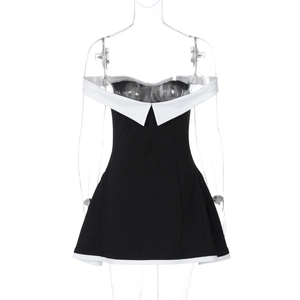 Détail de la robe bustier noire courte avec bordure contrastée blanche et col replié