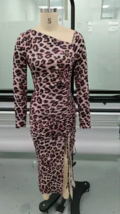 Détail de robe léopard avec fronces latérales, fente haute et encolure asymétrique sexy
