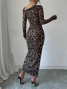 Robe longue léopard moulante avec épaule dénudée et manches longues en résille