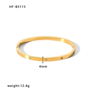 Dettaglio del bracciale dorato in acciaio inossidabile da 4mm, 12,4g, con motivi a stella