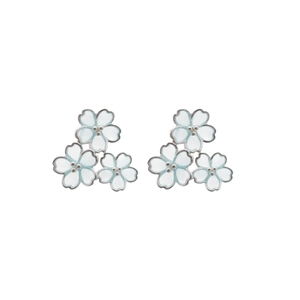 Élégante paire de boucles d'oreilles fleurs en résine bleu clair aux bords argentés