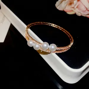 Bracelet double couche doré élégant avec perles blanches et strass brillants pour femmes