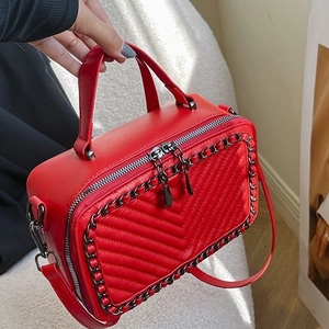 Borsa a mano rossa a scatola con trapuntatura a V e catena metallica scura da donna