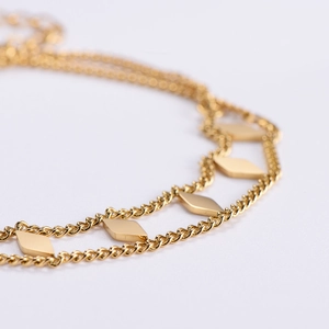 Elegante bracciale a doppio strato in acciaio inossidabile dorato con ciondoli a rombo