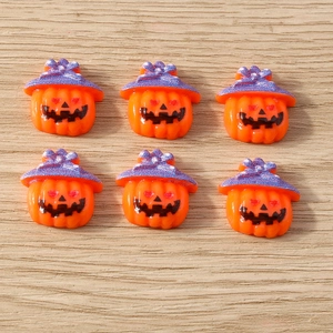 Detail of 6 glittery pumpkin charms with heart eyes for Halloween DIY phone case decor