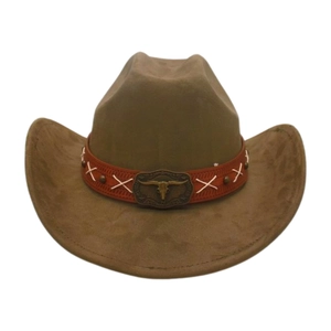 Dettaglio cappello da cowboy marrone con cinturino in pelle arancione e fibbia a testa di toro