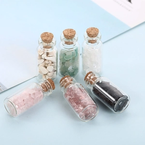 Set aus sechs Mini-Wunschgläsern mit bunten Naturkristallsteinen und Korkverschlüssen