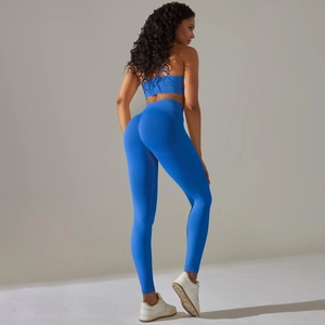 Détail de l'ensemble de yoga bleu royal avec legging taille haute et dos de la brassière