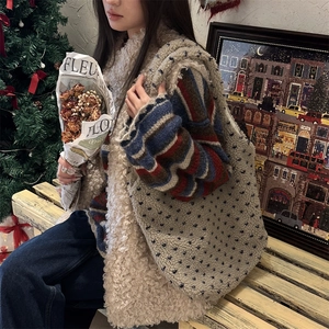 Détail du sac cabas en polaire pelucheuse avec motif cœur dans un décor festif