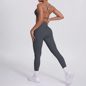 Vue arrière de l'ensemble de yoga gris avec brassière croisée et legging taille haute