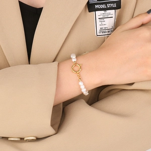 Bracelet ajustable en acier inoxydable avec perles blanches et plaqué or 18 carats