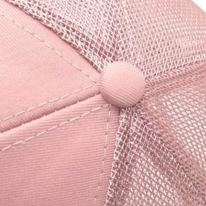 Détail de la couronne de casquette rose avec tissu en maille et coutures de précision