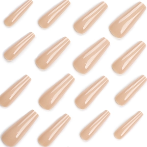 Faux ongles longs forme cercueil rose nude brillant disposés en rangées sur fond blanc