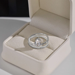 Set di anelli nuziali in argento S925 con zircone a goccia in una scatola di velluto