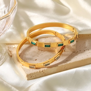 Bracelet rétro français en acier inoxydable doré 18K avec zircon vert et transparent