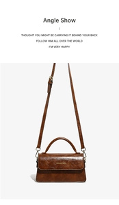 Vista frontale di una borsa in pelle vintage marrone con fibbia in metallo e tracolla