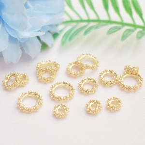 Vue macro des perles d'espacement flocon de neige plaquées or 14K avec oxydes de zirconium