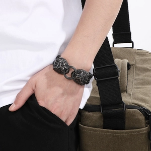 Detail der Löwenkopf-Schließe am antiken Silber-Punk-Armband in einer lässigen Umgebung
