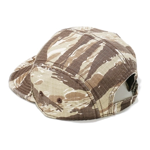 Détail du tissu ripstop camouflage tigre et de la boucle réglable sur la casquette camper