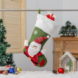 Chaussette de Noël en tricot vert avec Père Noël 3D en peluche suspendue au décor festif