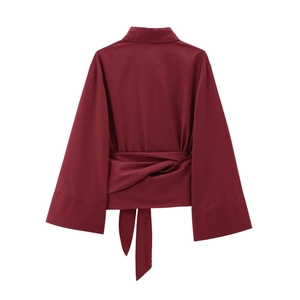 Détail de chemise en popeline bordeaux avec lien à la taille et manches évasées chic