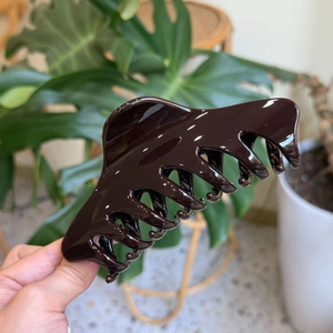 Detailed view of a 14cm large coffee brown claw clip with glossy finish for thick hair