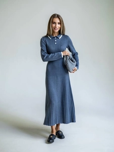 Detailansicht des dunkelblauen Strickkleids mit Kontrastbesatz und Polo-Kragen Design