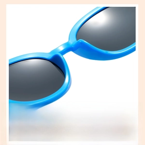Gros plan sur les plaquettes de nez intégrées bleues des lunettes de soleil pour enfant