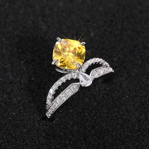 Luxe kroonring met grote gele vierkante edelsteen en gedetailleerde zirkonia-accenten