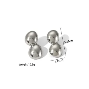 Vue détaillée des boucles d'oreilles rayées en acier inoxydable avec finition polie brillante