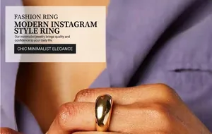 Gros plan d'une bague dôme dorée épaisse avec finition polie sur un doigt de femme