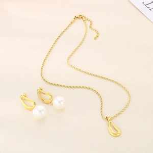Golden titanium steel jewelry set with twisted chain necklace and pearl drop earrings