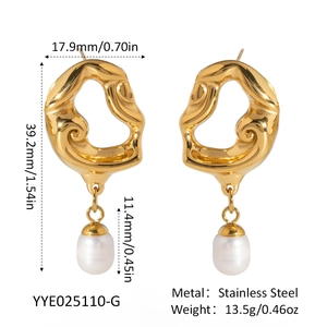 Dimensions détaillées des boucles d'oreilles en acier doré avec perles d'eau douce