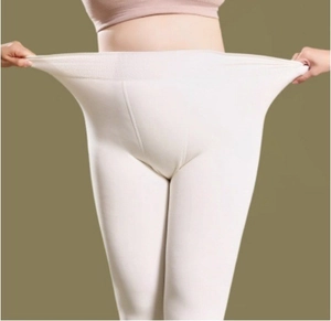 Nahaufnahme der hohen Taillenelastizität und Dehnbarkeit der beigen Thermo-Leggings